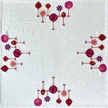2028-2 Rød jul med stil-Juletræstæppe_Pomp_Stitch