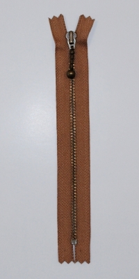 28-0008 Lynlås YKK 4 mm antik messing_lysebrun