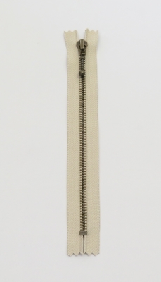 28-0572 Lynlås YKK 4 mm antik messing_sand