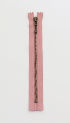 0070 Lynlås YKK 6 mm antik messing gammelrosa