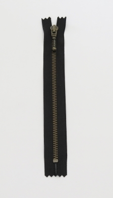 35-0580 Lynlås YKK 6 mm antik messing_sort