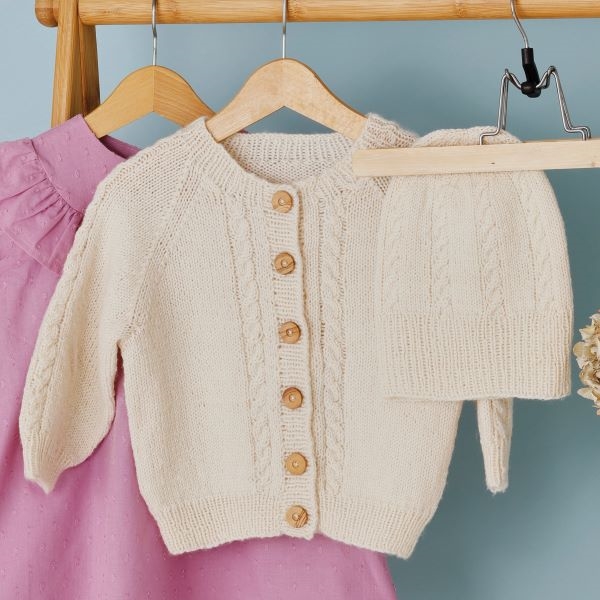 Cardigan og hue med snoninger 0-24 mdr